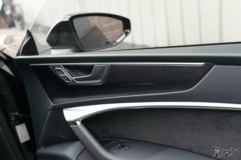Классический карбон под матовым лаком в салоне Audi A7 и комплекс детейлинг-услуг